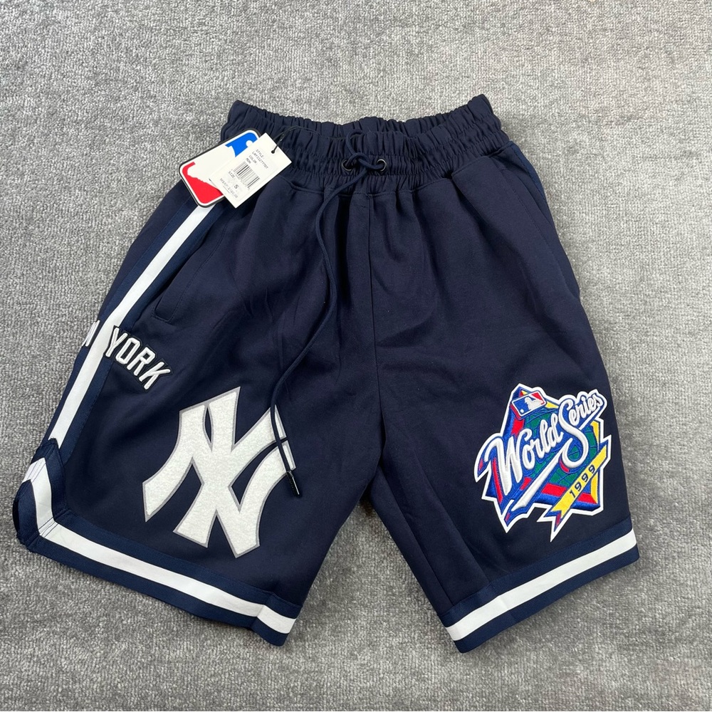 NWT Pro Standard  MLB New York Yankees Logo Pro Team Shorts Navy Blue Mens Small